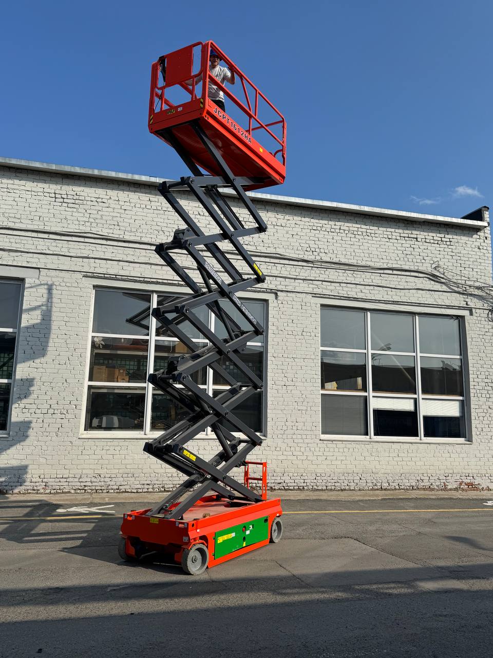 Самоходный ножничный подъемник